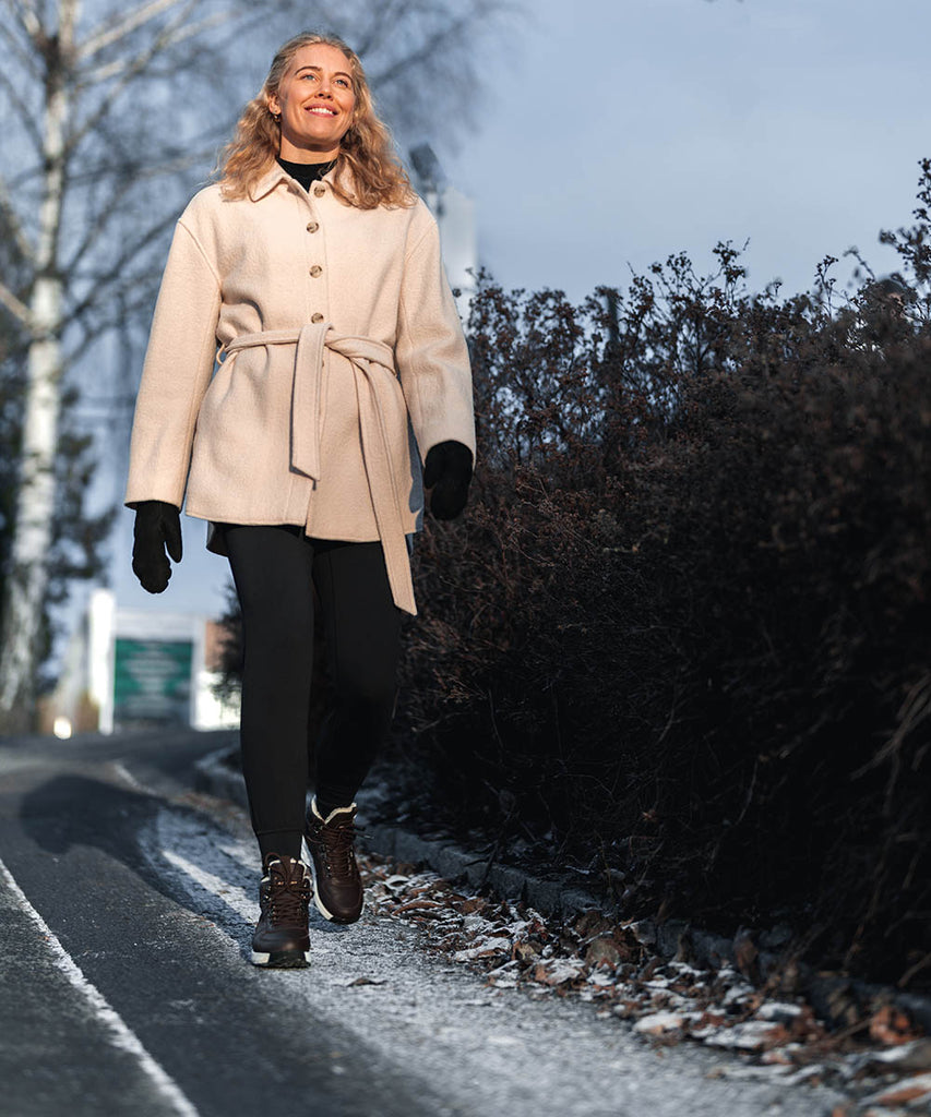 Fysioterapeut Marthe Strandbakke går langs vei på vinterstid med brune Silver Mid GaitLine sko på